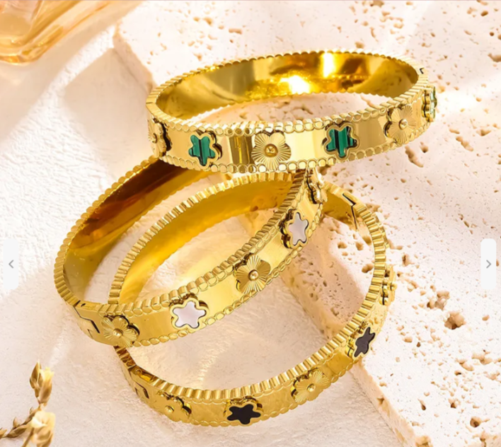 Spoil Clover Bangle